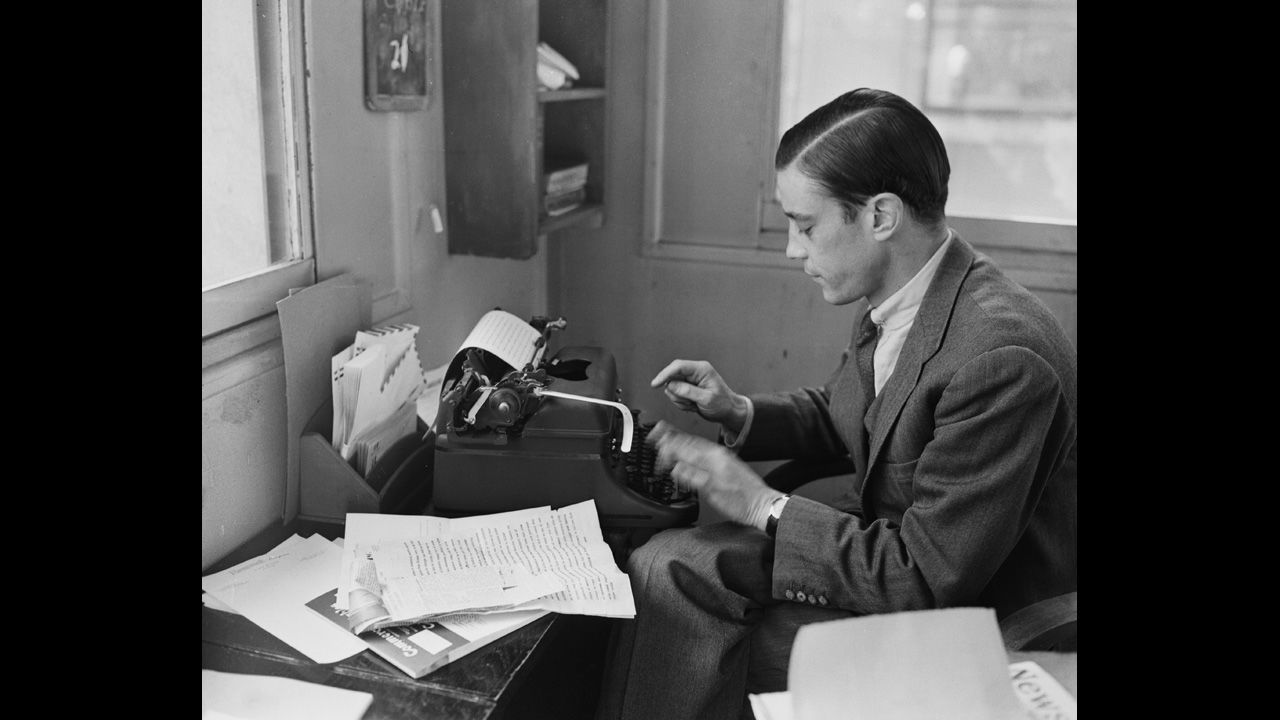 In 1956, journalist Bradlee writes from his office in Paris.<br />