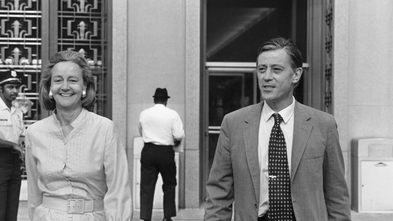 Graham and Bradlee leave federal court in Washington during 1971 court hearings on publication of the Pentagon Papers.