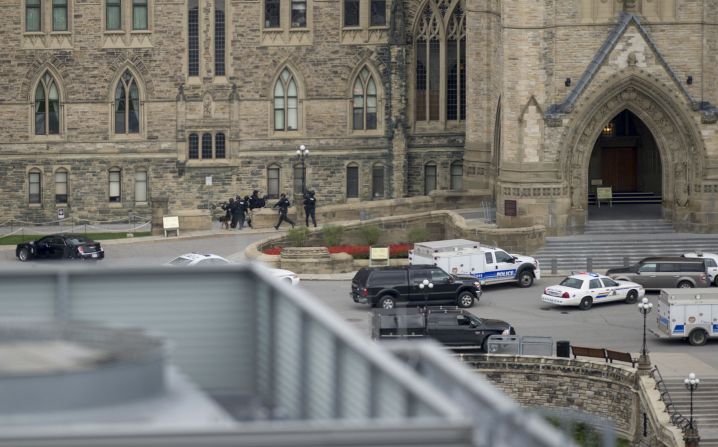 La policía entró en el edificio del Parlamento de Canadá en Ottawa el 22 de octubre de 2014. Un soldado canadiense murió tras ser herido de bala junto al Monumento Nacional a la Guerra, y hubo disparos en el edificio de la sede legislativa, según el portavoz policial Marc Soucy. También murió un presunto sospechoso del tiroteo.
