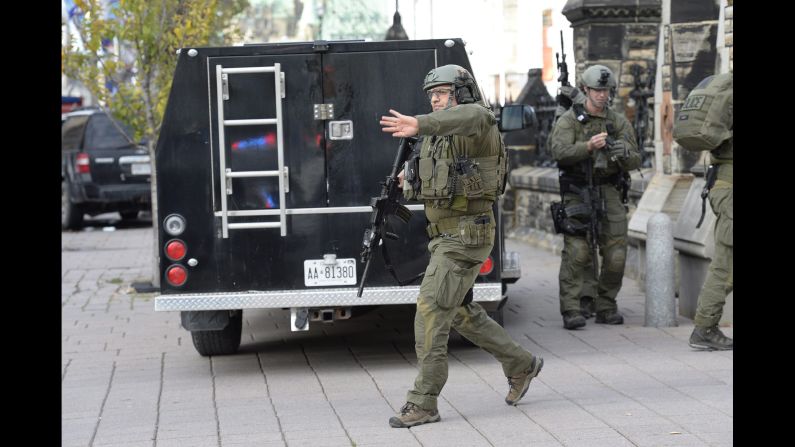 Police personnel clear the area at the entrance of Parliament Hill.