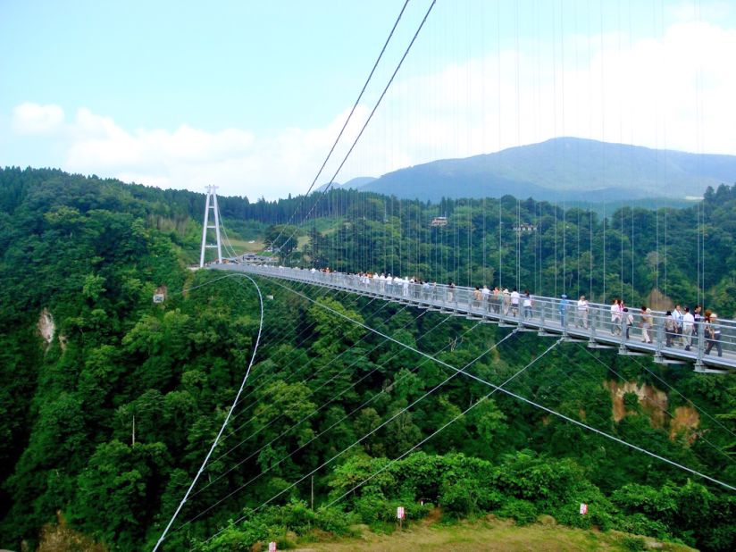 <strong>Kokonoe "Yume" Bridge (Japan):</strong> This bridge in Oita, Japan, offers views of Shindonotaki falls. It's 390 meters long and once held the title of world's longest pedestrian suspension bridge. 