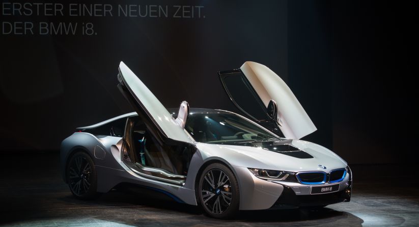 The i8 retains the sleek outline of a sports car, but uses a synchronization of electric motor and combustion engine.