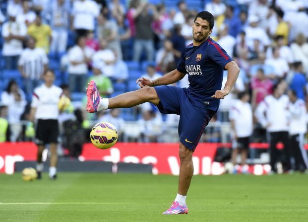 Luis Suarez warming up before the 169th El Clasico. The Uruguayan started the match and immediately made an impact providing the cross from which Neymar scored the opening goal.