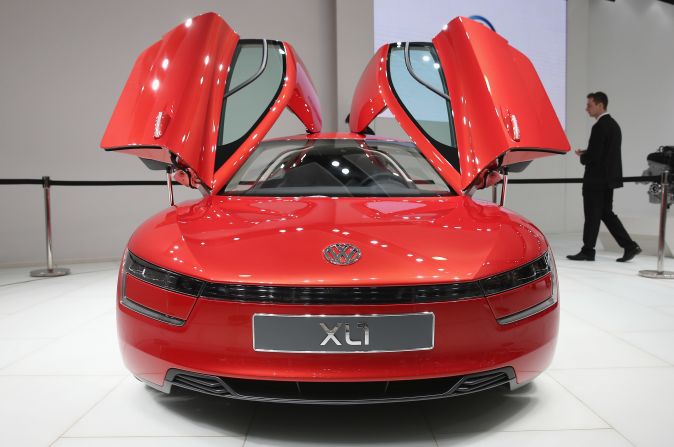 The Volkswagen XL1 is a diesel hybrid that consumes only one liter of fuel per 100 kilometers, and has been named the winner of the Transport category in the annual Designs of the Year Award held by the  London Design Museum. 