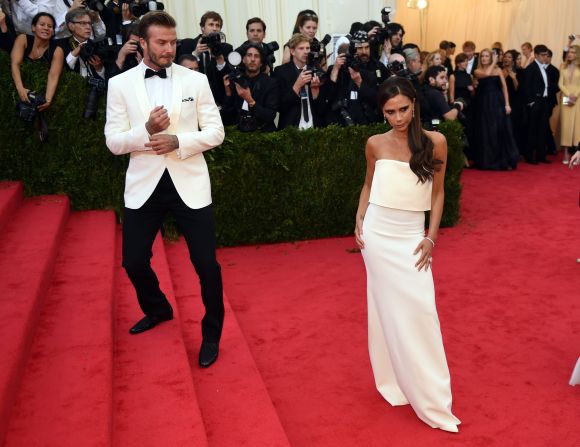 La diseñadora de modas (quien aparece en la fotografía con su esposo y ex apitán de la selección de fútbol de Inglaterra, David Beckham), tuvo un nivel de ventas de 48 millones de dólares el año pasado. 