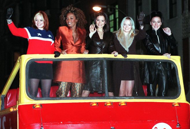 Las Spice Girls, con quien en ese entonces se llamaba Victoria Adams (al centro), llegan a la presentación de su película "Spice World" en la parte alta de un autobús de dos pisos en el Planet Hollywood de Nueva York en 1998. 