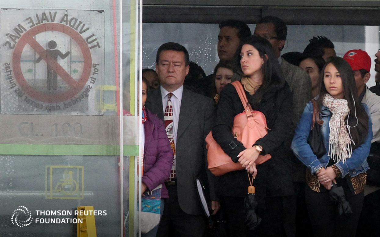 Una encuesta de la Fundación Thomson Reuters llevada a cabo en 16 ciudades importantes encontró que Bogotá, Colombia, tiene el peor sistema de transporte del mundo para la seguridad de las mujeres. Las encuestadas dijeron que temen viajar cuando ya ha oscurecido. 