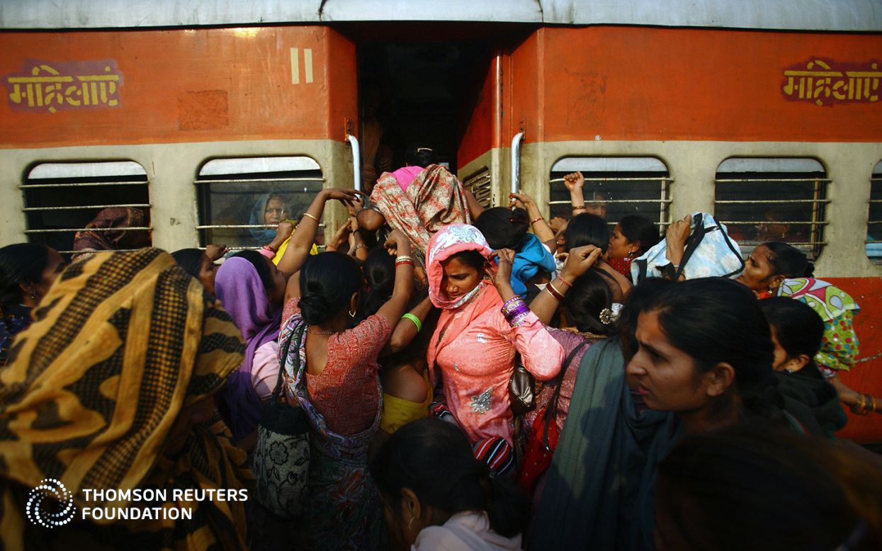 A pesar de que existen vagones de tren solo para mujeres, las mujeres se sienten inseguras en el transporte de Nueva Delhi debido a la falta de respeto, dice el informe. Es una de las ciudades más peligrosas del mundo para que las mujeres utilicen el transporte público de noche. 