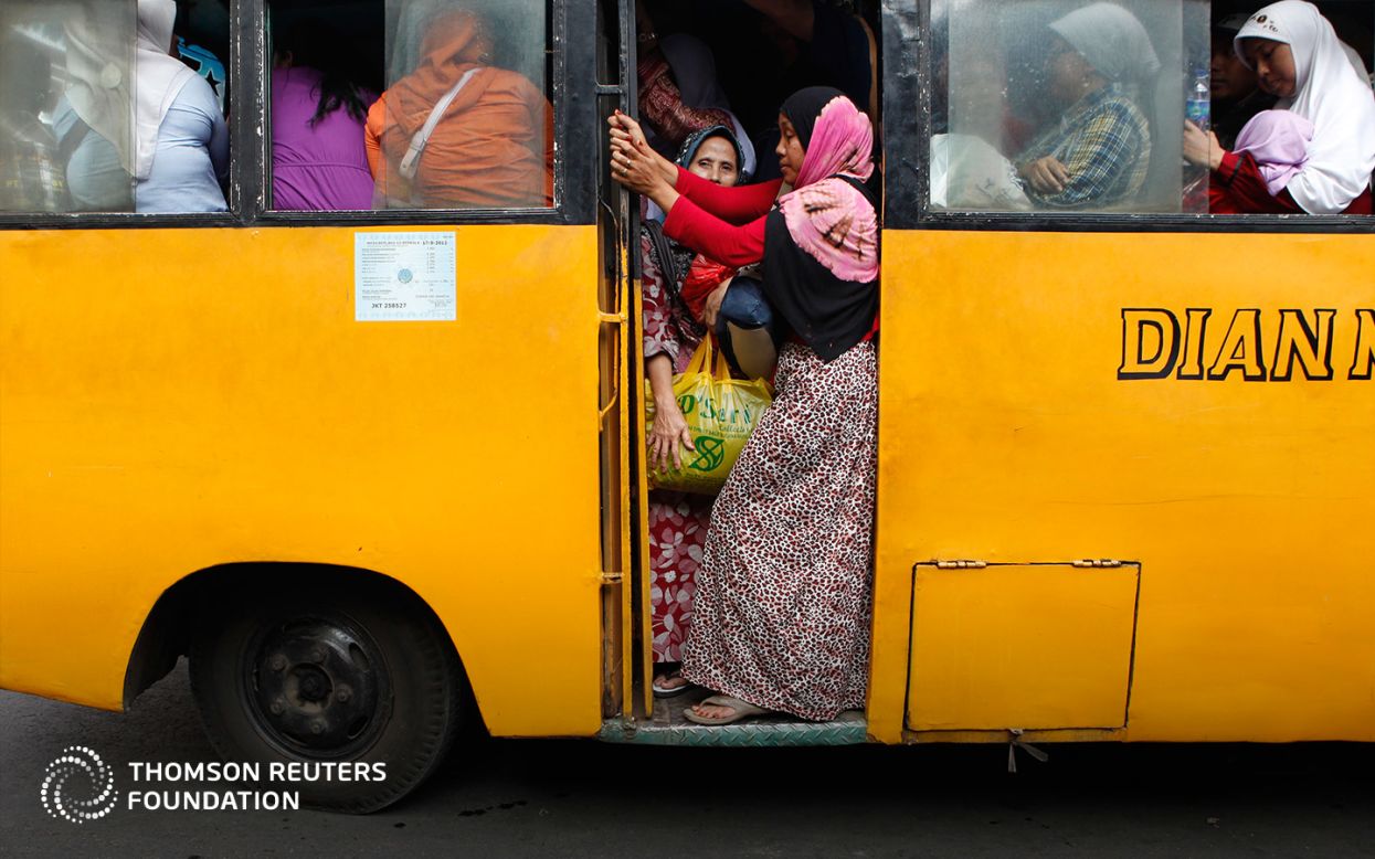 Las mujeres encuestadas en Jakarta, Indonesia, fueron el segundo grupo que más apoya la implementación de vagones solo para mujeres en los trenes, a fin de prevenir el acoso. 