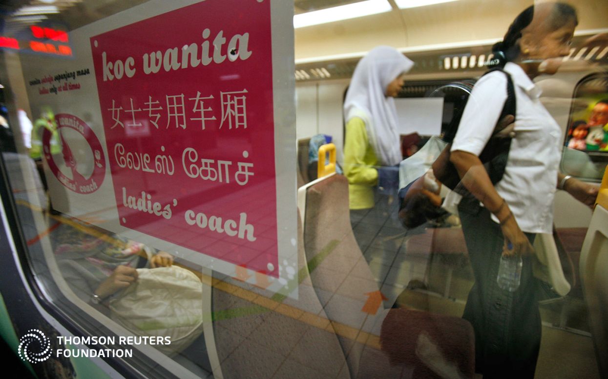 Kuala Lumpur, Malasia, es una de varias ciudades que ahora ofrecen secciones solo para mujeres en el transporte público. 
