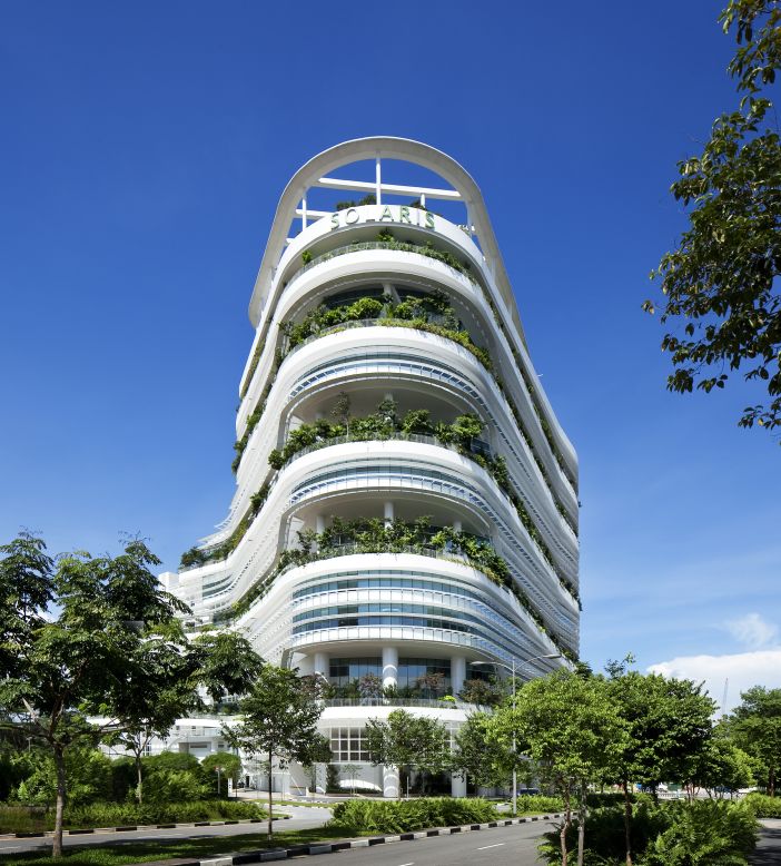 Singapur es considerado un modelo mundial de una ciudad biofílica. Un ejemplo de las innovaciones de la ciudad es el edificio Solaris, en la foto, el cual incorpora espacios interactivos abiertos, jardines en el techo y terrazas al aire libre. 