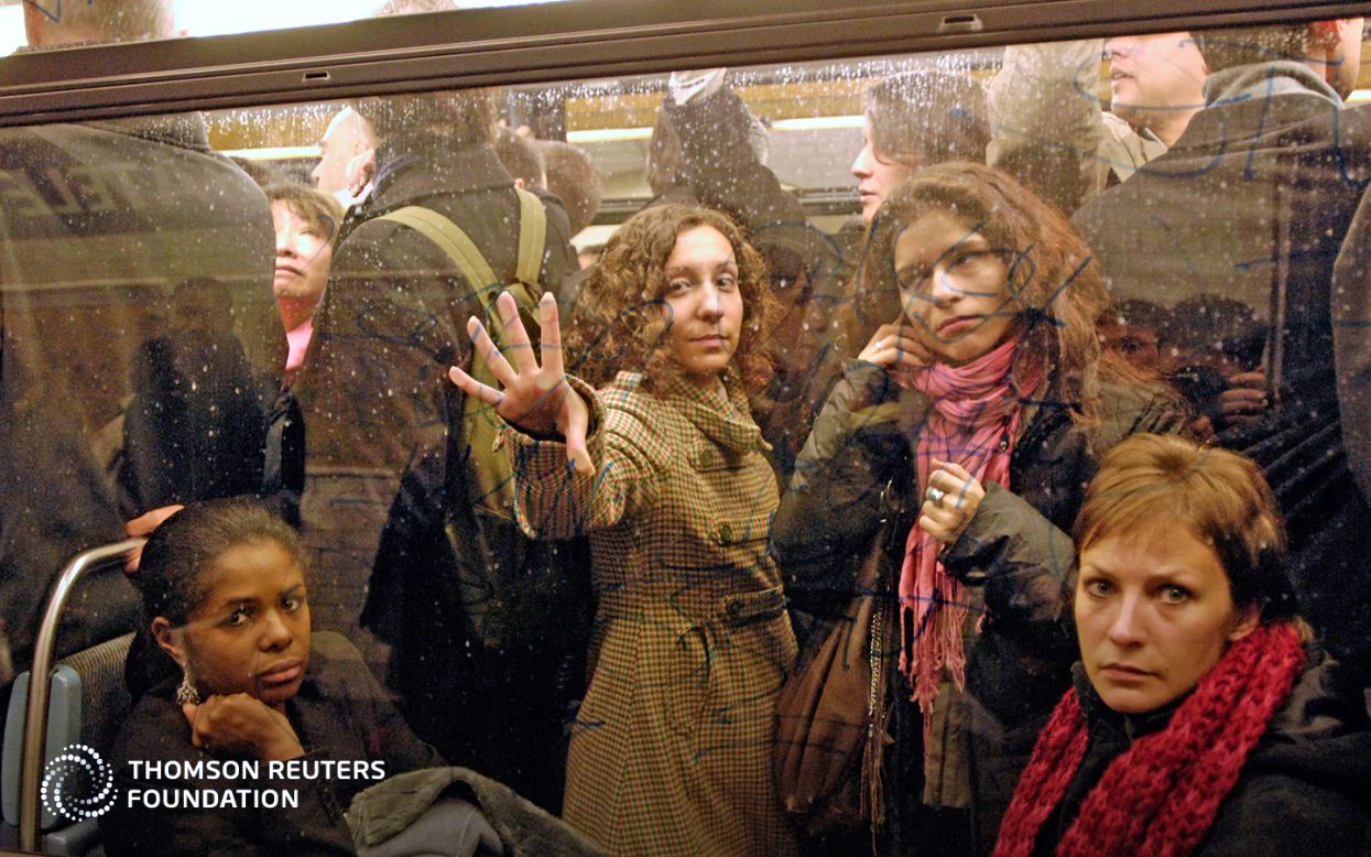 Según el informe, el 85% de las mujeres en París dudan de que los demás usuarios del transporte público acudirían en su ayuda si se vieran en problemas. 
