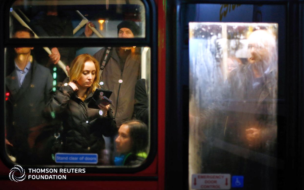 Las mujeres de Londres ven poca necesidad de que hayan vagones solo para mujeres en el London Underground, y el 10% dice que han sufrido un tipo de acoso. Habiendo dicho eso, las mujeres encuestadas en Londres dicen que no están seguras de que alguien intervendría si estuvieran en problemas. 