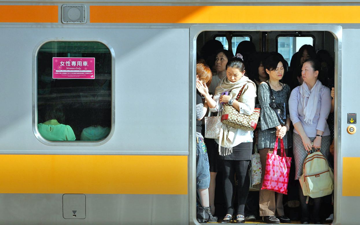 Tokio está clasificada como la segunda seguridad en cuanto a seguridad, en parte debido a las medidas implementadas para combatir el manoseo generalizado de las mujeres en los buses y trenes que a menudo van abarrotados. La ciudad es una de las primeras en el mundo en introducir trenes solo para mujeres. 