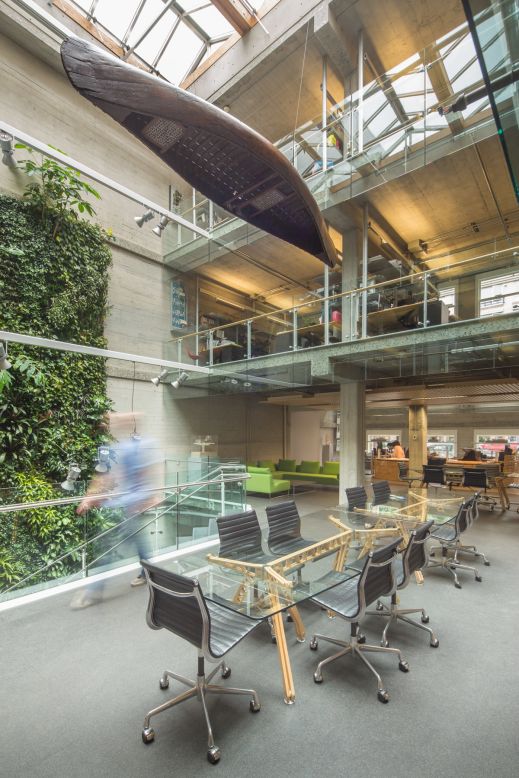 Los arquitectos Perkins y Will instalaron una pared ecológica vertical en el vestíbulo de su oficina de Vancouver. Entre los beneficios de paredes como estas se encuentran las siguientes: una mejor calidad del aire, aislamiento acústico, regulación de la temperatura y reducción del estrés. 