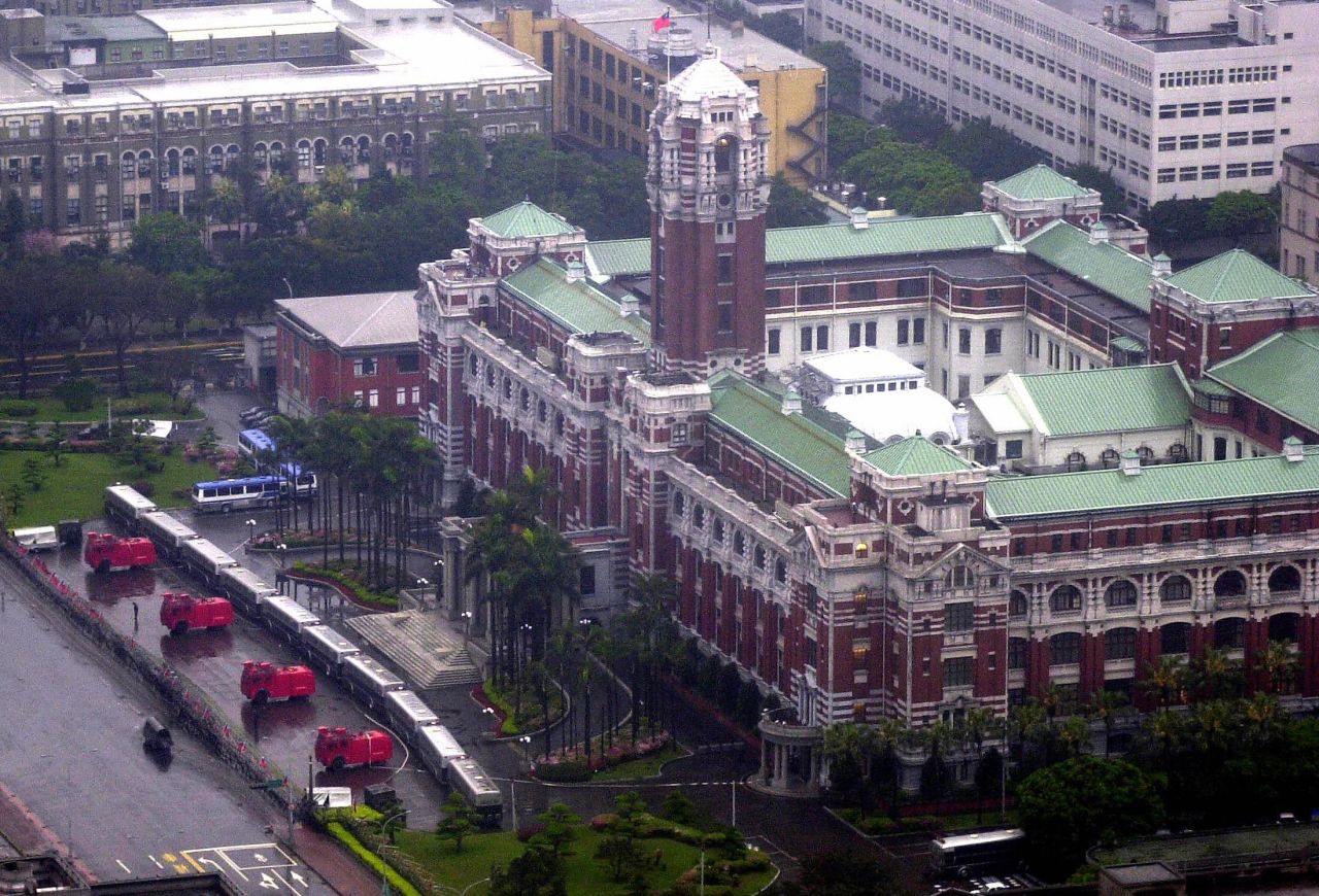 Riot police vehicles and firetrucks deploy in front of the Taipei presidential palace during a demonstration on March 27, 2004. 