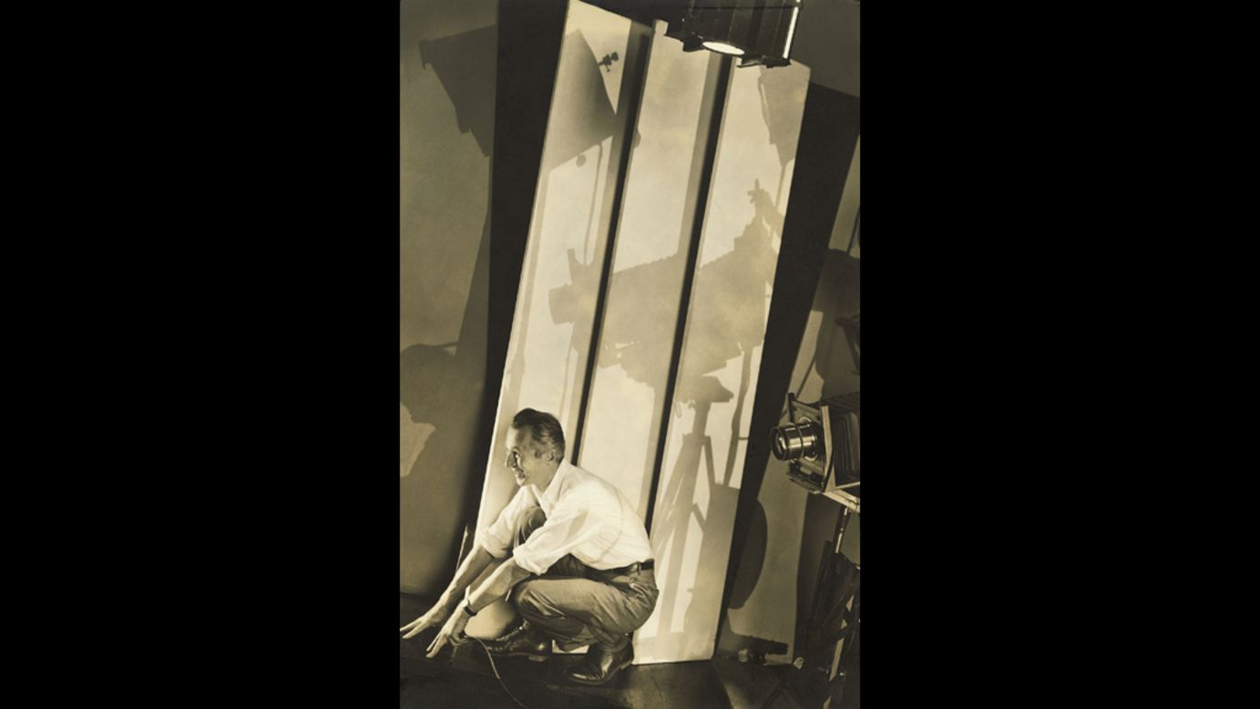 Éste es un autorretrato de Steichen con "parafernalia fotográfica", tomado en 1929. Apareció en Vanity Fair el 1 de octubre de 1929.