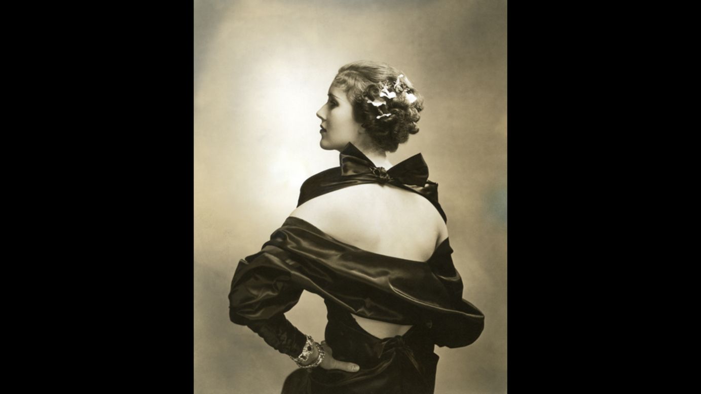 A Steichen le pedían que fotografiara la moda, pero tenía poco interés en la ropa y abordaba su trabajo como un fotógrafo de retratos. Ésta es la actriz Mary Heberden en Vogue, el 15 de marzo de 1935.