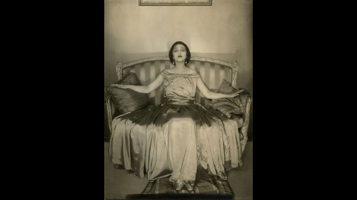 Éste es un ejemplo del trabajo de Steichen de 1923, el cual muestra los inicios de su estilo Art Nouveau. La actriz Jetta Goudal es fotografiada con un vestido de satín de Lanvin para la revista Vogue, el 1 de noviembre de 1923.