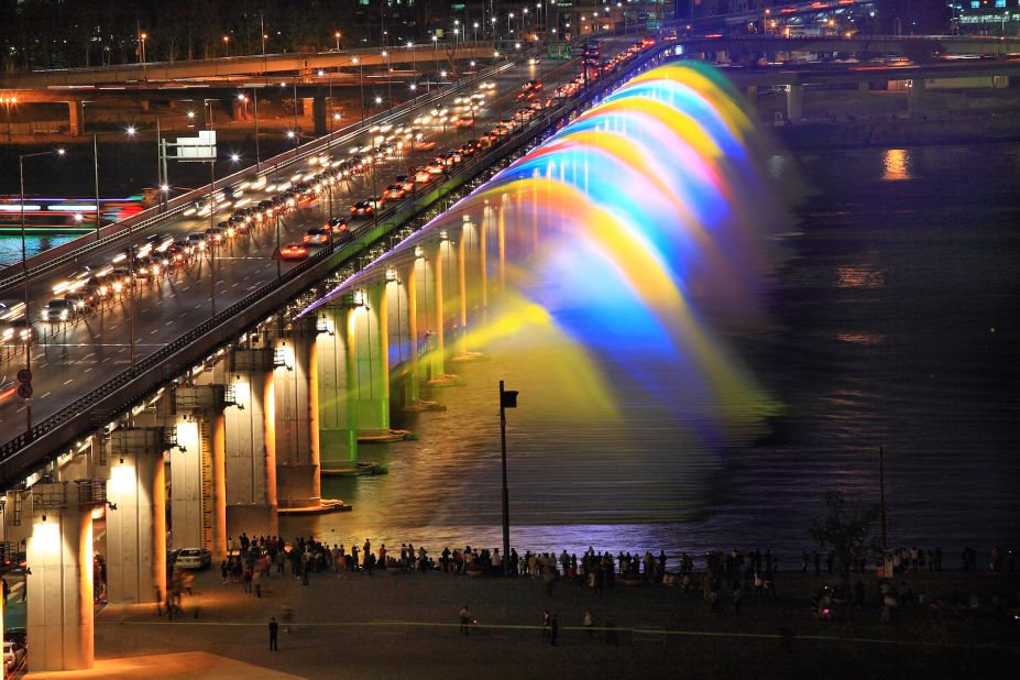 At 1,140 meters, Banpo Moonlight Rainbow Fountain in Seoul is the world's longest bridge fountain. It takes water directly from the Han River and has 380 jets.