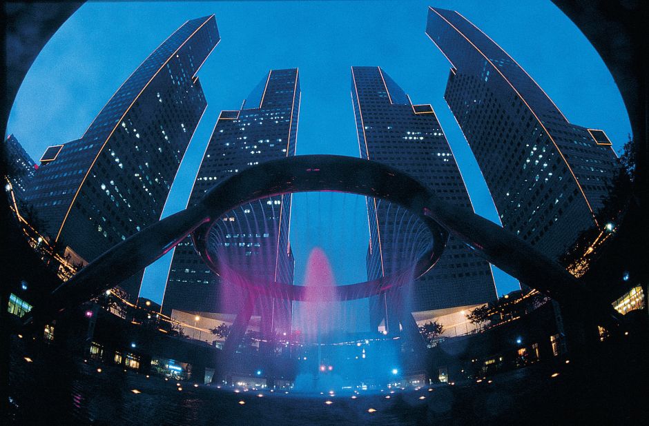 Crowned the world's largest fountain by Guinness World Records, Singapore's Fountain of Wealth covers 1,683 square meters. Water is shot up to a height of 13 meters.