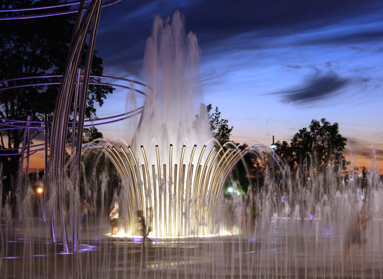 In Columbus, Ohio, Scioto Mile Fountain features five stainless-steel halo structures with 1,100 fog nozzles. 