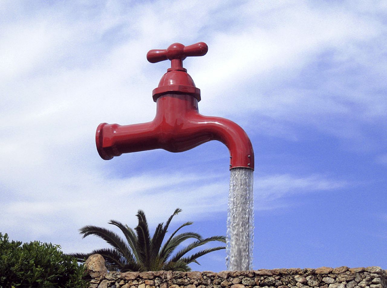 This floating tap can be found on the Spanish island of Menorca. The thick jet of water conceals the support and water pipes of the installation, making it appear to float in midair.