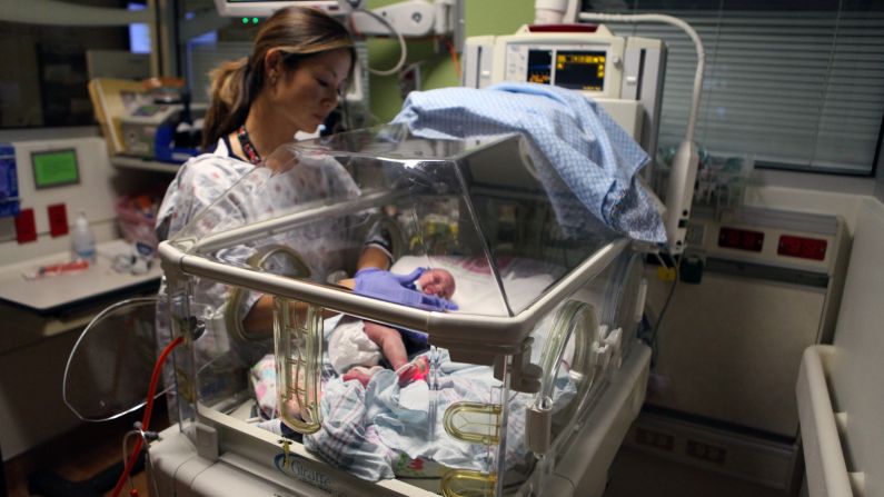 Los bebés tratados en el Hospital Infantil de Orange County en California nacen antes de las 28 semanas de la gestación y pesan menos de 900 gramos. 