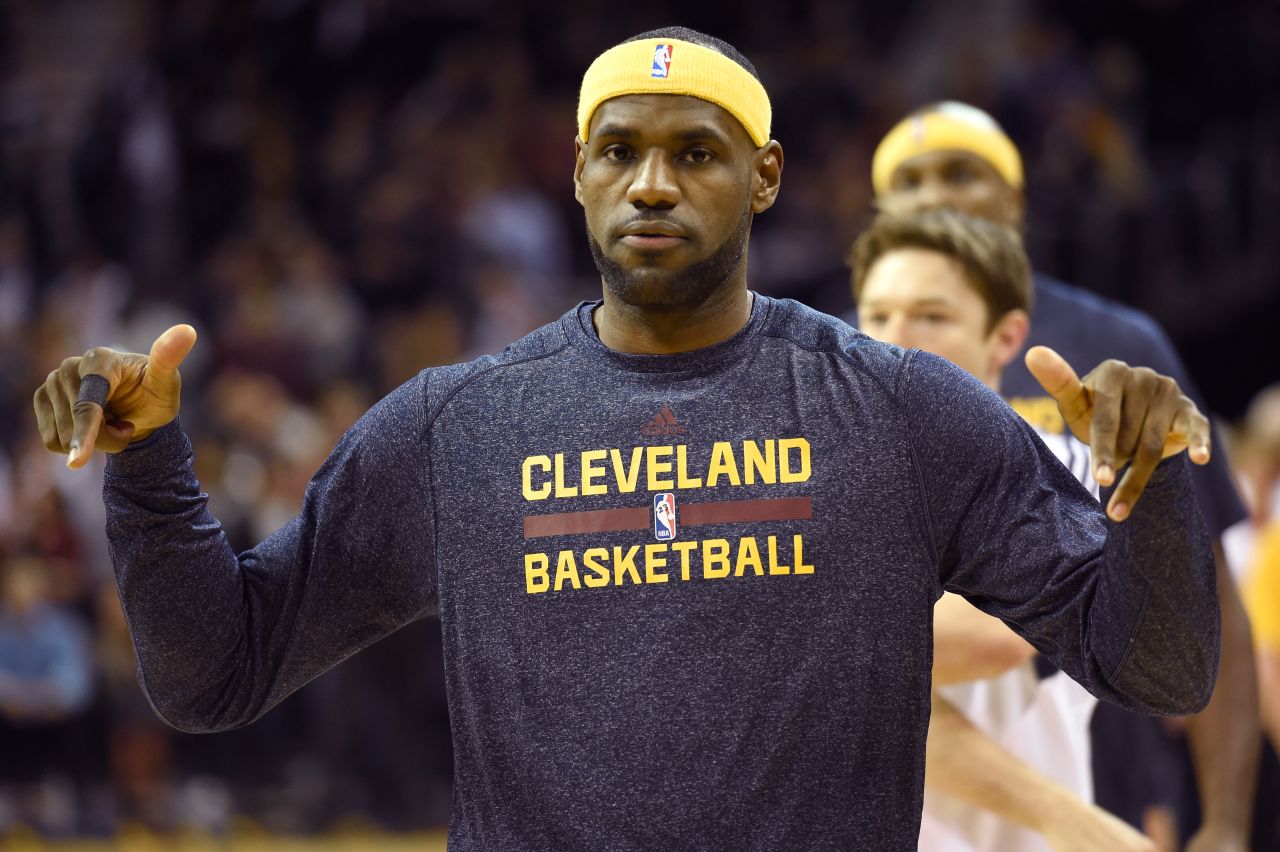 LeBron James volvió a jugar con los Cleveland Cavaliers luego de cuatro años en Miami. Su debut estuvo empañado por una discreta actuación y una derrota de su equipo ante los Knicks de Nueva York.