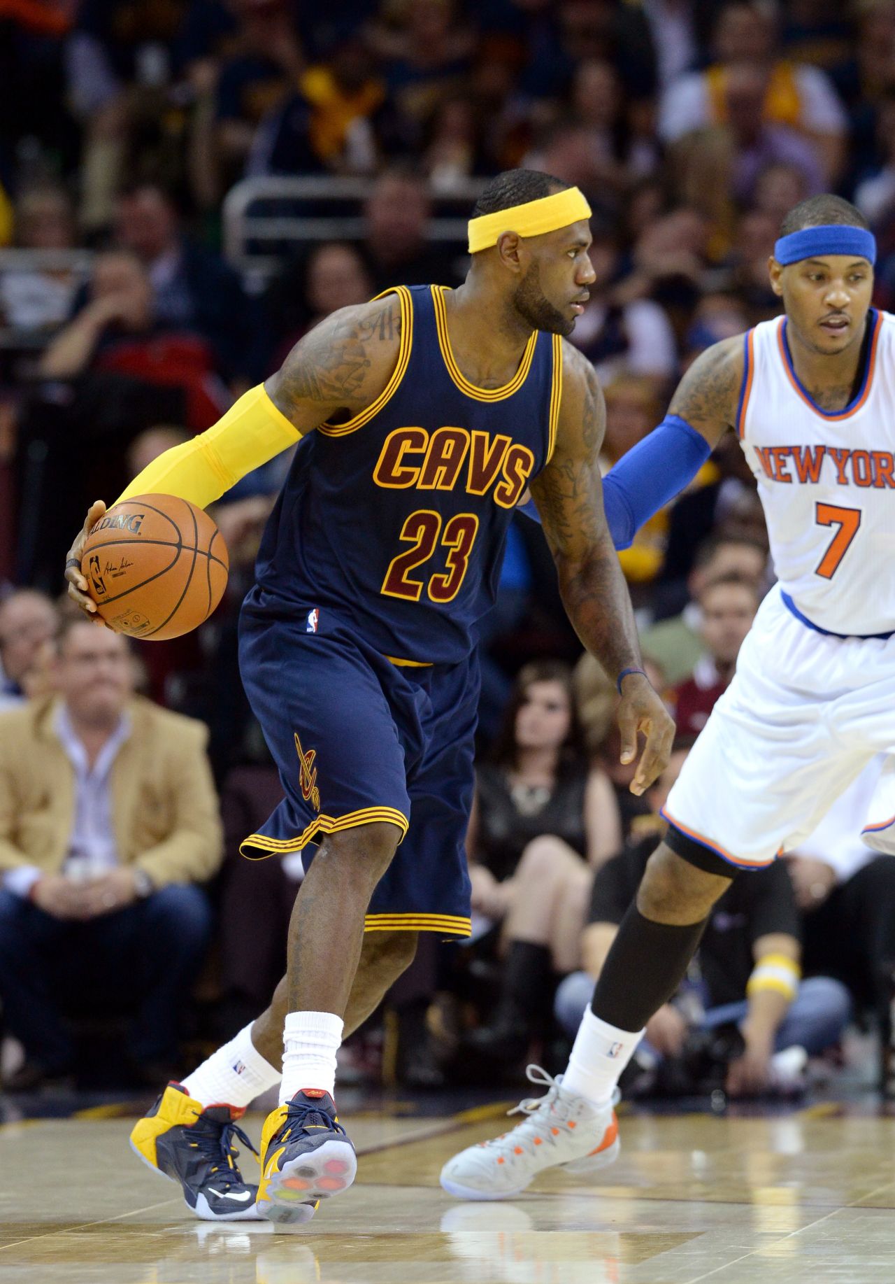 LeBron James volvió a jugar con los Cleveland Cavaliers luego de cuatro años en Miami. Su debut estuvo empañado por una discreta actuación y una derrota de su equipo ante los Knicks de Nueva York.