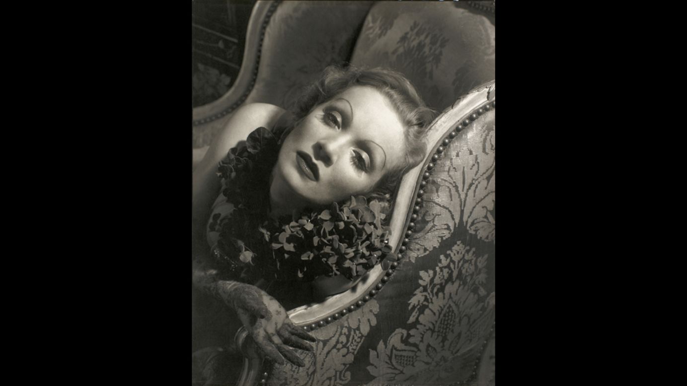 Marlene Dietrich apareció en Vanity Fair el 1 de junio de 1935. El los días anteriores a las modelos profesionales, las actrices eran elegidas como modelos por Conde Nast, quien reconocía su habilidad para relacionarse con la cámara.