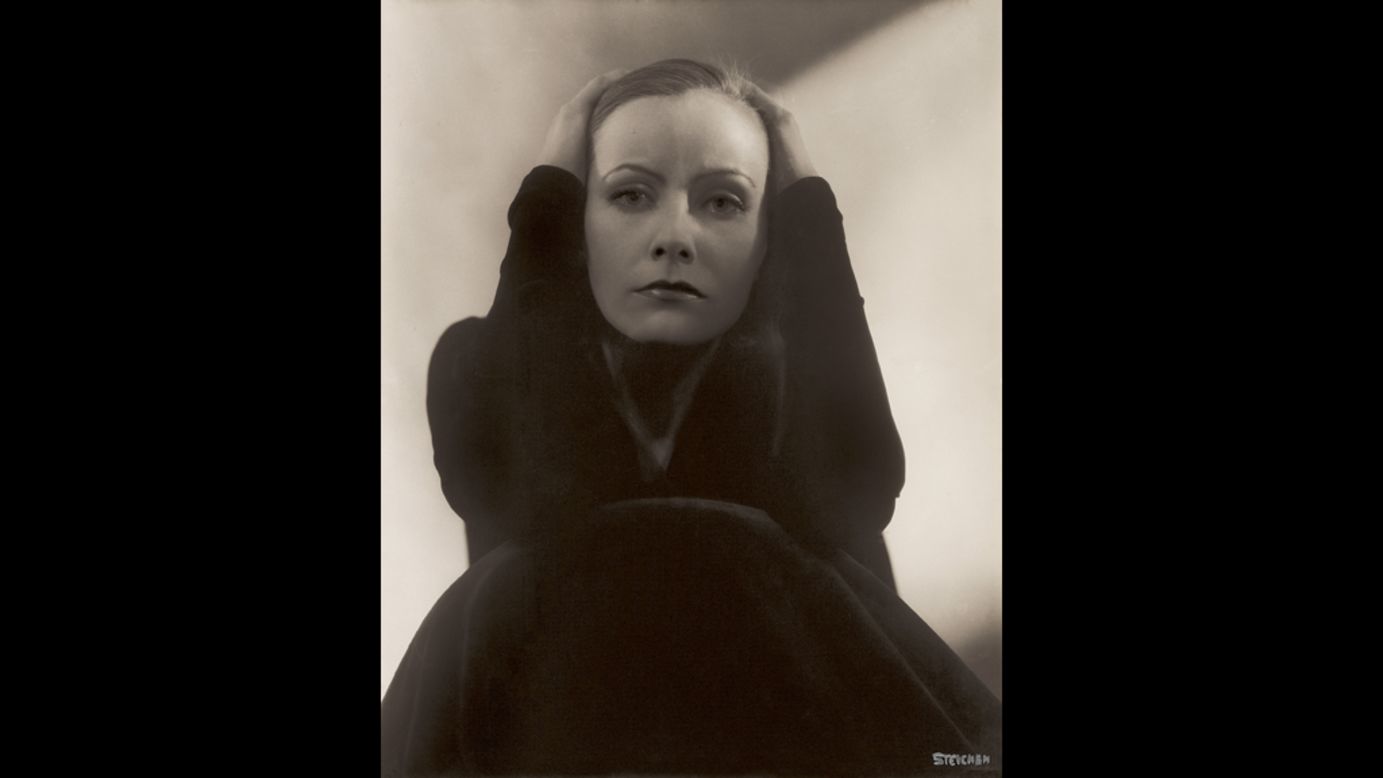 Greta Garbo posa en 1929 para la edición de Vanity Fair del 1 de octubre de 1929. Edward Steichen, el fotógrafo, fue reconocido como el mejor del mundo en aquel entonces.