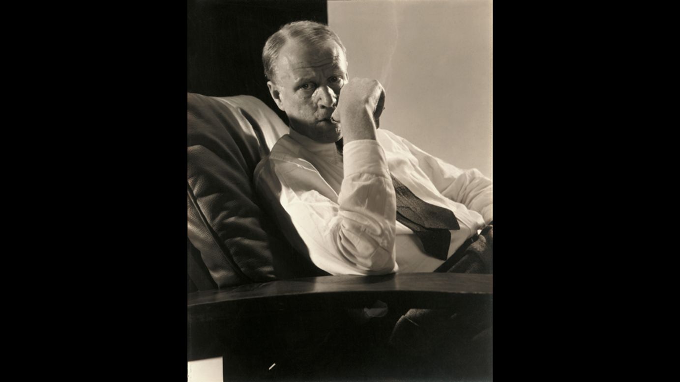 Este retrato del escritor Sinclair Lewis, fotografiado en Vanity Fair, el 1 de diciembre de 1932, muestra el talento de Steichen para captar un momento breve pero revelador.