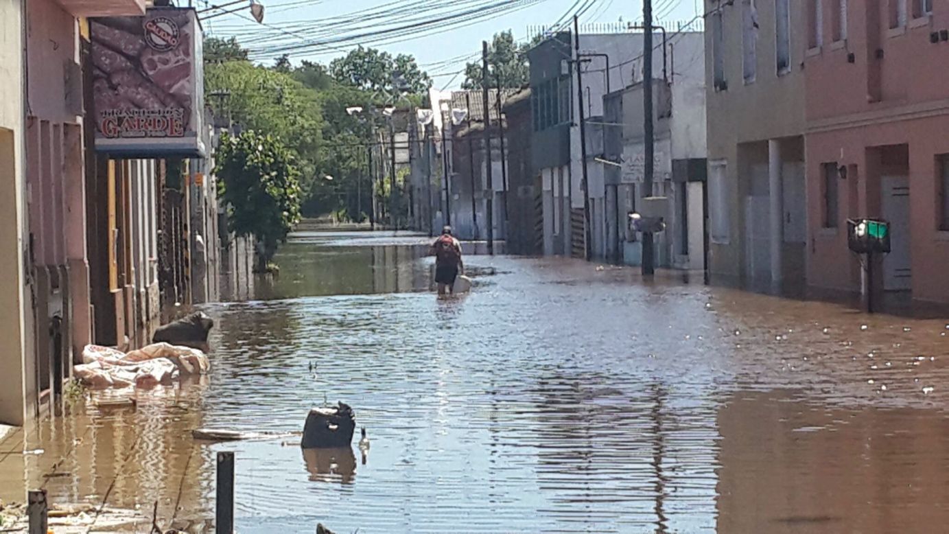 Varias zonas de la provincia de Buenos Aires siguen bajo el agua luego de días de precitaciones que han dejado muertos, centenares de afectados y han obligado a suspender clases en decenas de centros educativos.