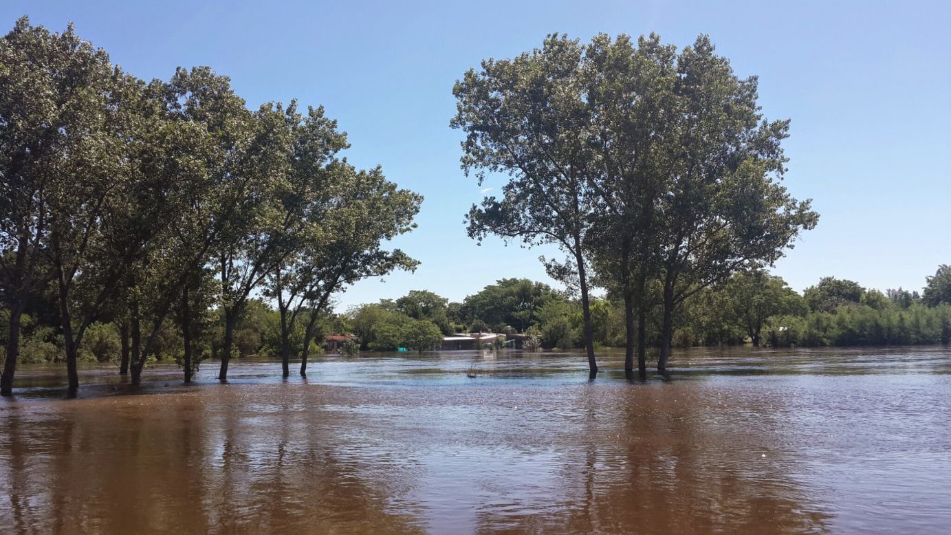 Varias zonas de la provincia de Buenos Aires siguen bajo el agua luego de días de precitaciones que han dejado muertos, centenares de afectados y han obligado a suspender clases en decenas de centros educativos.