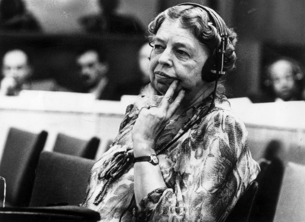 Eleanor Roosevelt, quien de niña era torpe y retraída, se convirtió en la primera dama de Estados Unidos y en una representante de las Naciones Unidas, al poseer "una gran sensibilidad por las personas menos privilegiadas de todos los credos, razas y naciones".