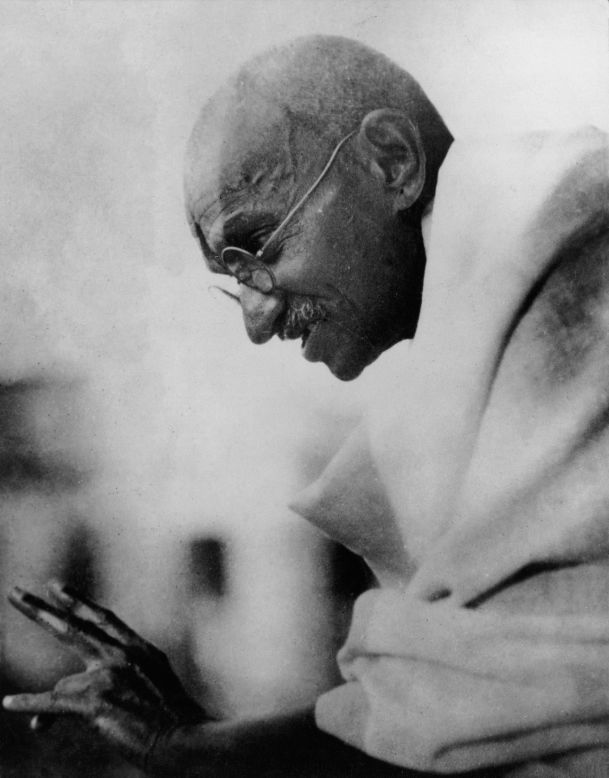 Gandhi, el líder del movimiento nacionalista indio y el padre de la protesta no violenta, como todos saben, dijo: "De manera apacible, puedes sacudir al mundo". 