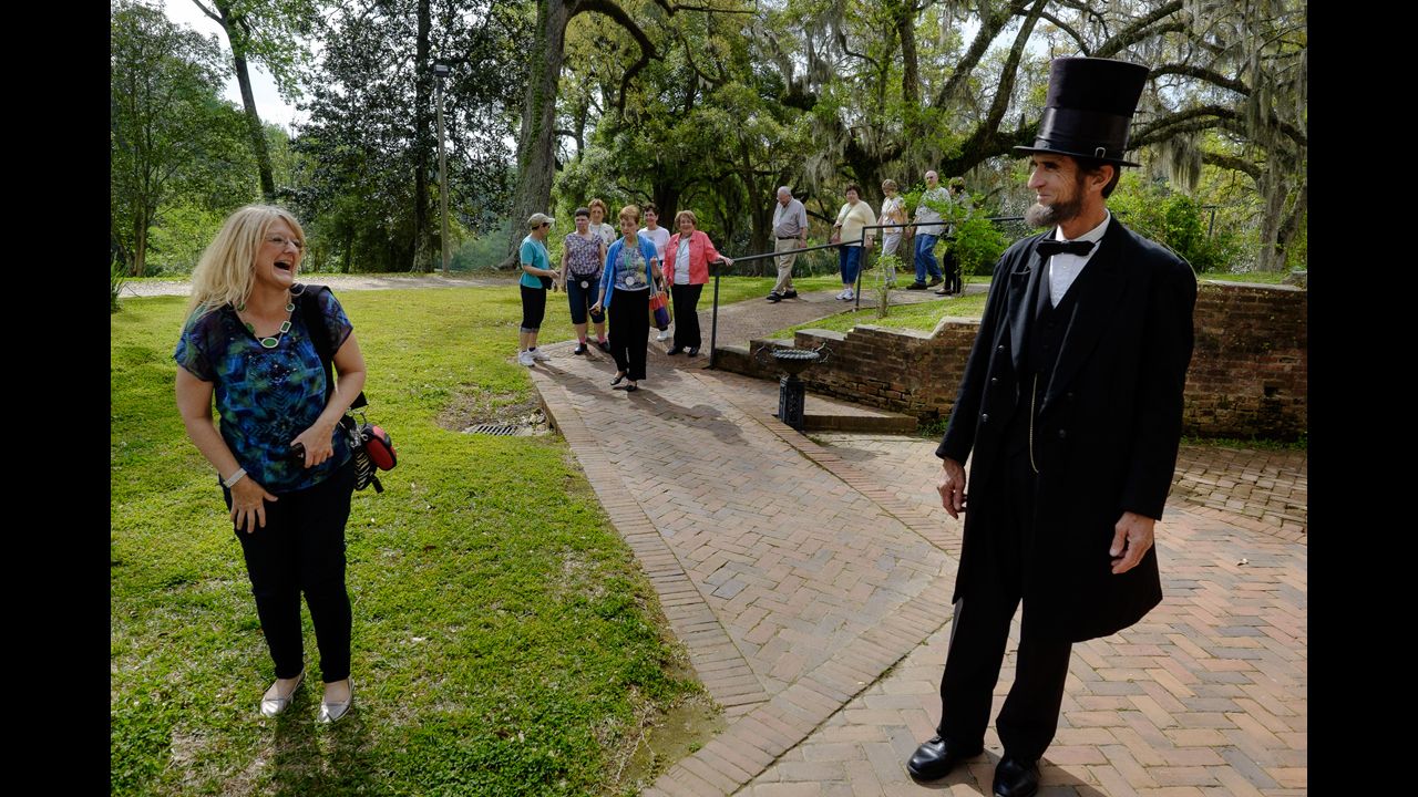 One of the Lincoln lookalikes, Robert Broski, talks with visitors at the annual convention.