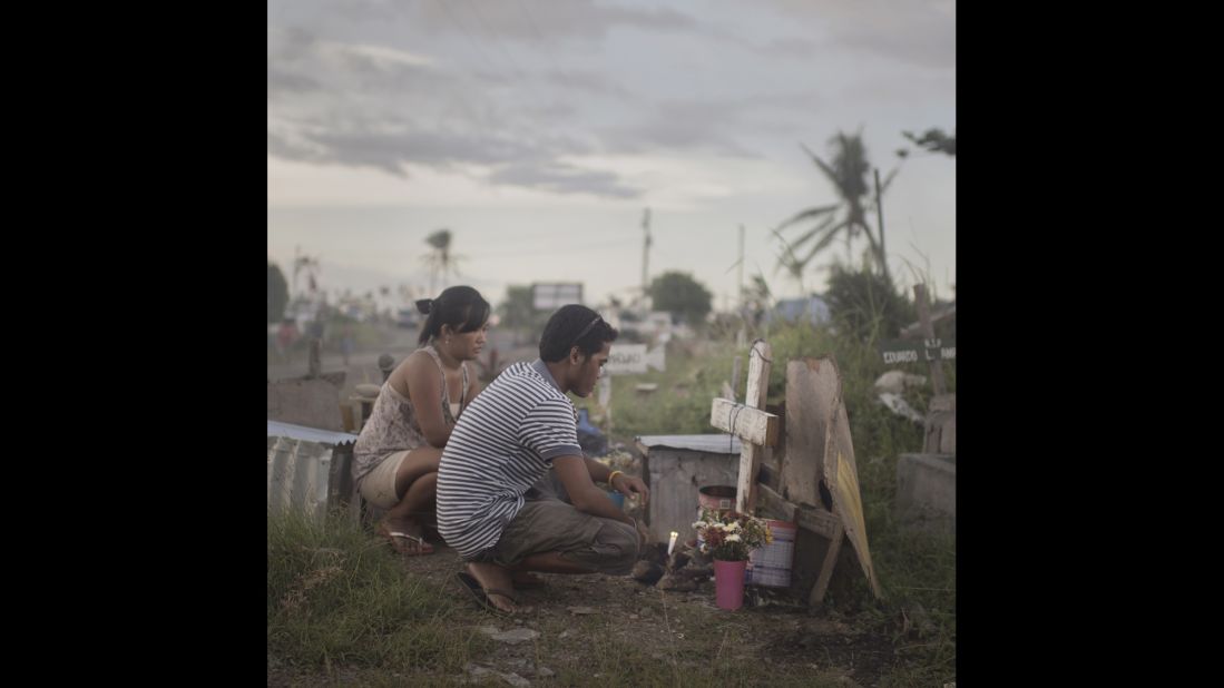 Jobe and Jeoffrey Stoyle lost their two sons and Jeoffrey's grandparents in Typhoon Haiyan. Several times a week they visit the family grave, which is situated in the middle of a roundabout. Jobe was happy to be pregnant again.  Tanauan, May 2014. 