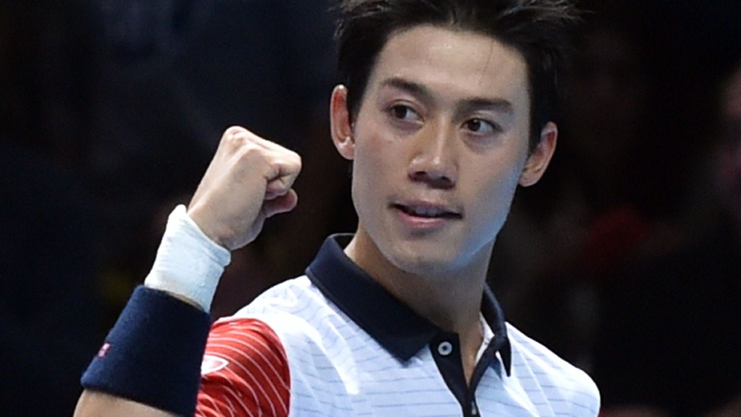Kei Nishikori made a winning debut at the ATP World Tour Finals as he dispatched Andy Murray in straight sets.