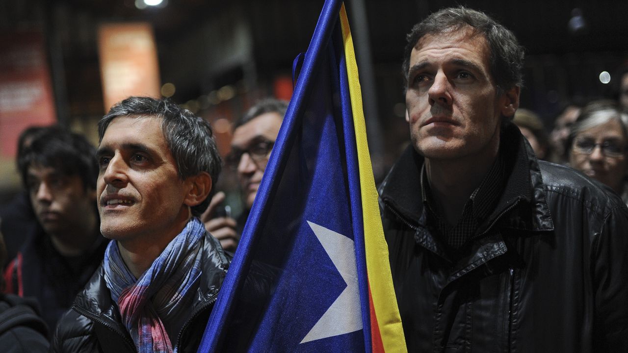 Pro-independence activists gather after the vote at a polling station in Barcelona on November 9, 2014. 