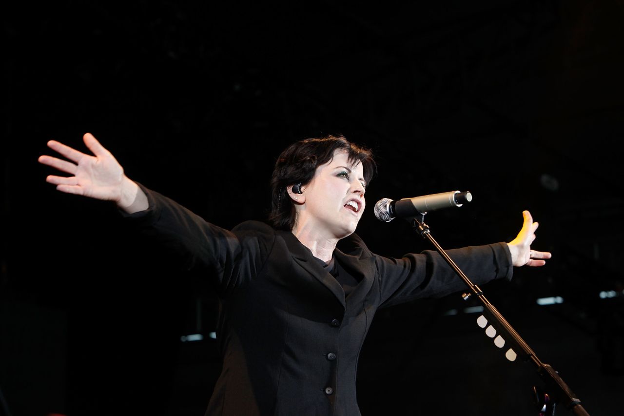 <a href="http://www.cnn.com/2014/11/10/travel/cranberries-delores-oriordan/index.html" target="_blank">Cranberries singer Dolores O'Riordan</a> found herself lingering inside a jail cell after she was arrested for an alleged air rage incident in January 2014.