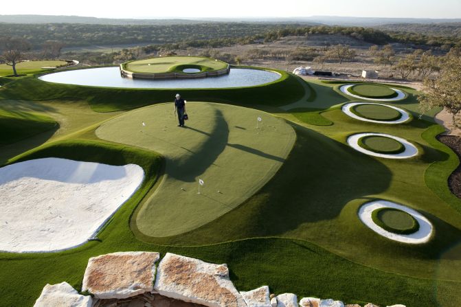 Dave Pelz is a renowned short game coach in the world of golf and has built a backyard at his Austin home that would represent paradise for any self-respecting player.