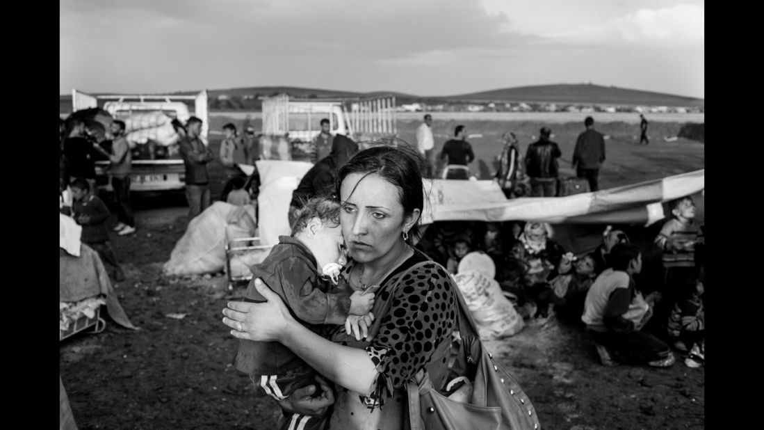 Approximately 5 thousand refugees per day have been crossing the border from the Yumurtalik<br />border gate for a month and theese refugees are taken to camps and city centers with trucks.