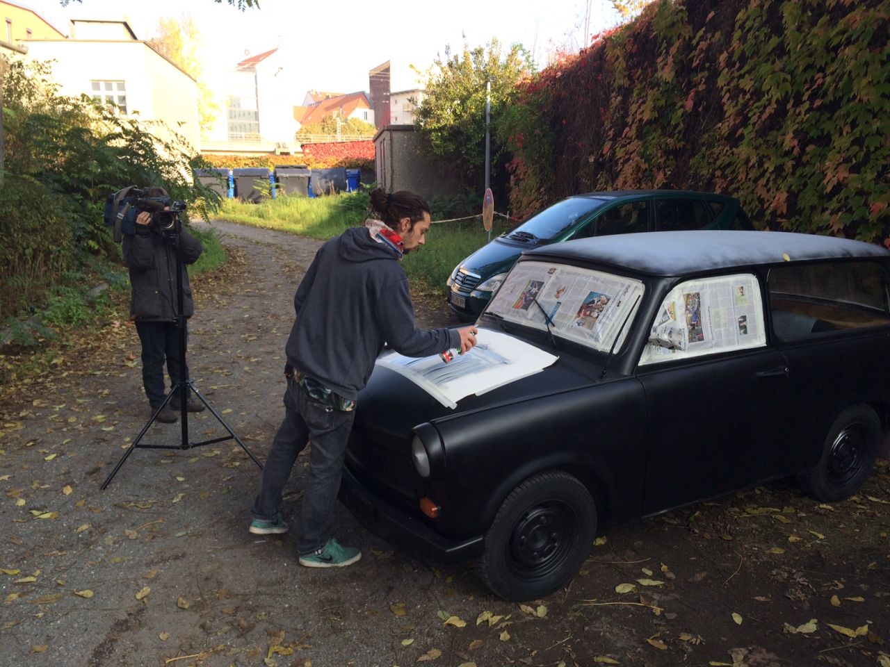 CNN hired the artist Martin Raumberger to give the car a makeover. He focused on three themes: Berlin, CNN, and the fall of the Berlin Wall. 