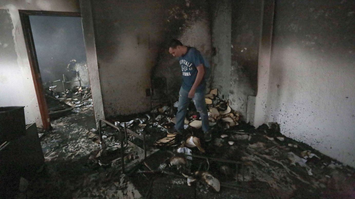 Un hombre camina entre los escombros después de que los manifestantes incendiaran la sede del Partido Revolucionario Institucional de Chilpancingo, estado de Guerrero, México, el 11 de noviembre.
