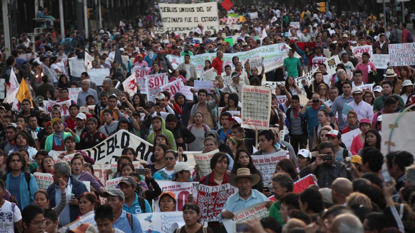 Decenas de miles de manifestantes marchan en Ciudad de México el miércoles 5 de noviembre, demandando que los estudiantes desaparecidos fueran encontrados con vida.
