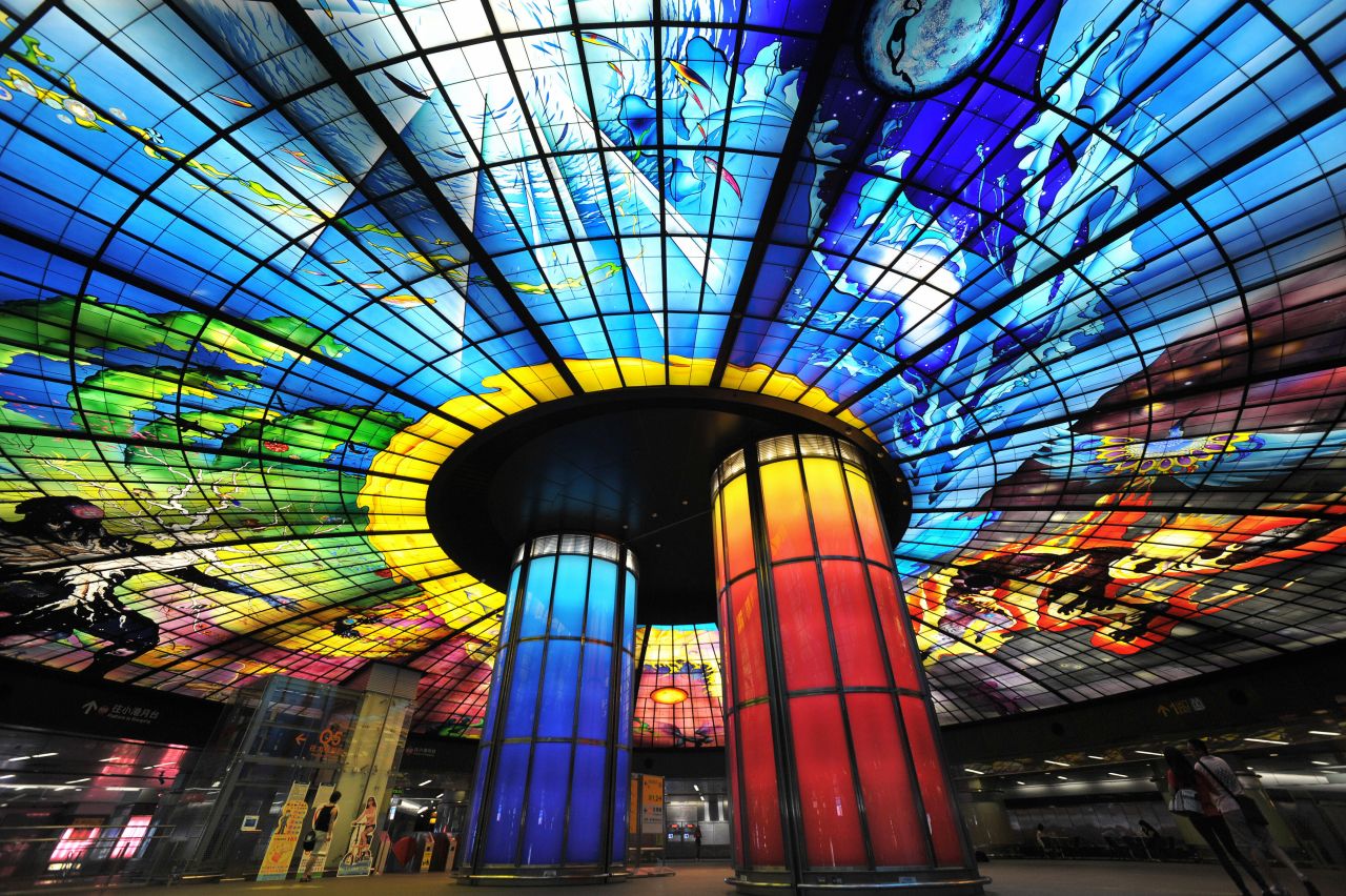 Parte caleidoscopio y parte estación de metro, Kaohsiung, la estación de Formosa Boulevard de Taiwán muestra la obra de arte de cristal más grande del mundo.