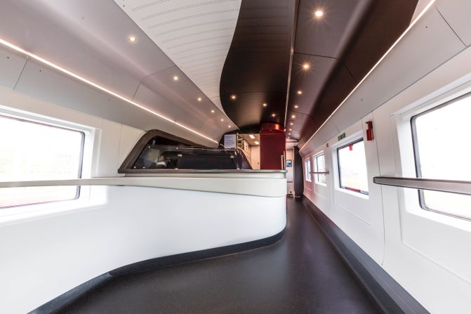 There is also a newly designed buffet car. Rounded edges and a cool, white color scheme lend the car an air of "chic", according to Eurostar chief executive Nicolas Petrovic.