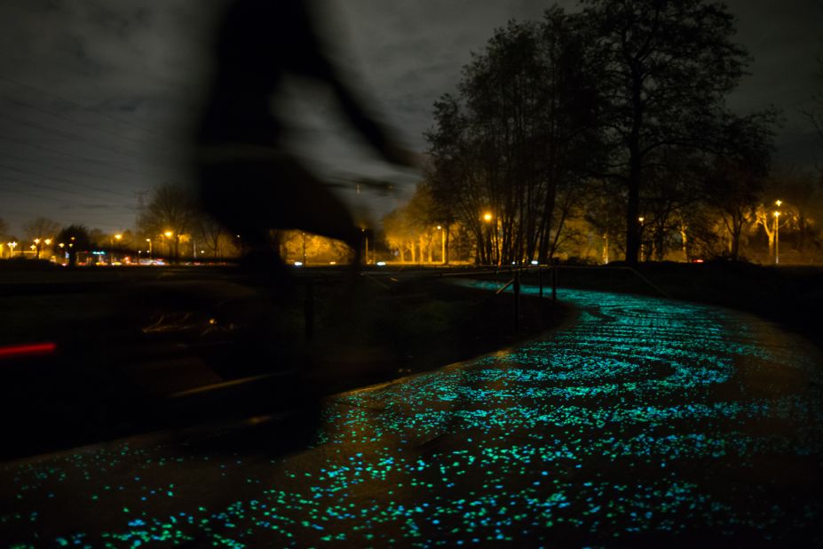 The bike path as artwork is gaining in popularity. The kilometer-long "Van Gogh-Roosegaarde" cycle path, in the Netherlands, is inspired by Van Gogh's "Starry Night" and features 50,000 glow-in-the-dark stones, which have been embedded in the ground.